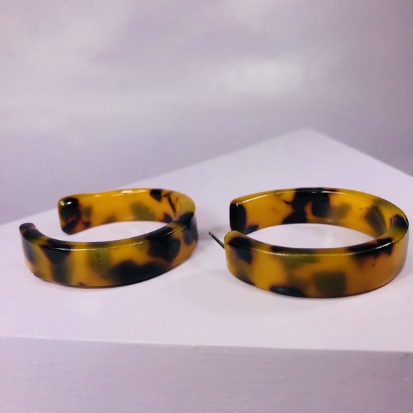 Tortoise Thick Hoops - Picture 2 of 8